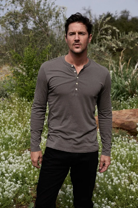 Flash sale on trendy clothing – Limited time offers available online.  ALVARO HENLEY